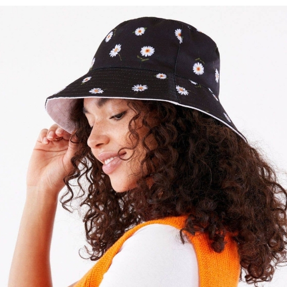 Alice + Olivia Accessories - Alice + Olivia Reversible Daisy Bucket Hat